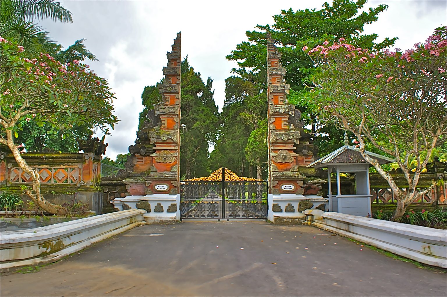 Mengenal Istana Tampak Siring Bali - Telusuri Nusantara