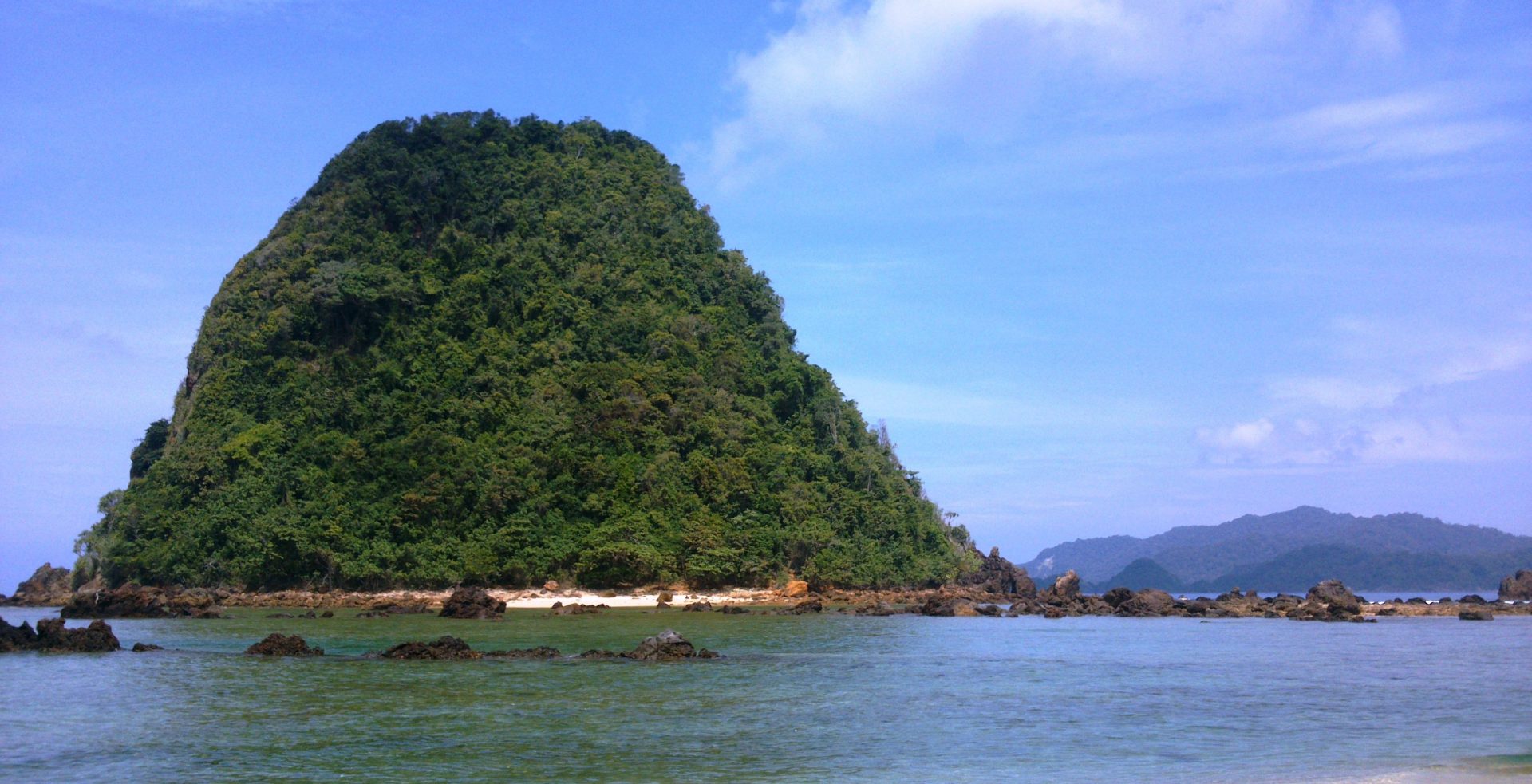 Wajib Melihat Keindahan Pantai Pulau Merah Banyuwangi - Telusuri Nusantara